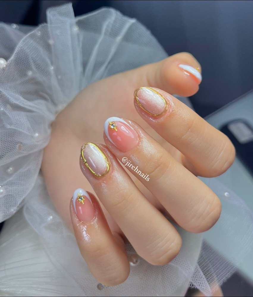 Uñas cortas nude con francés degradado y líneas doradas